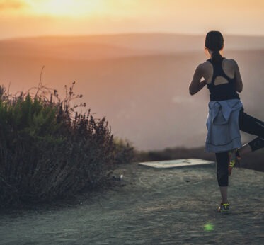 Avantages et inconvénients du jogging en soirée : conseils d’un entraîneur