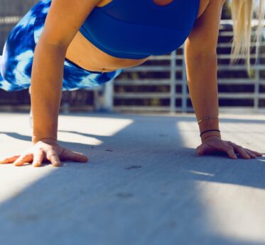 Comment faire la planche et quels sont ses bienfaits pour le corps : conseils d’une coach
